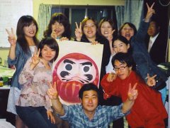 中村陣営の象徴。手書きダルマとウグイス嬢。